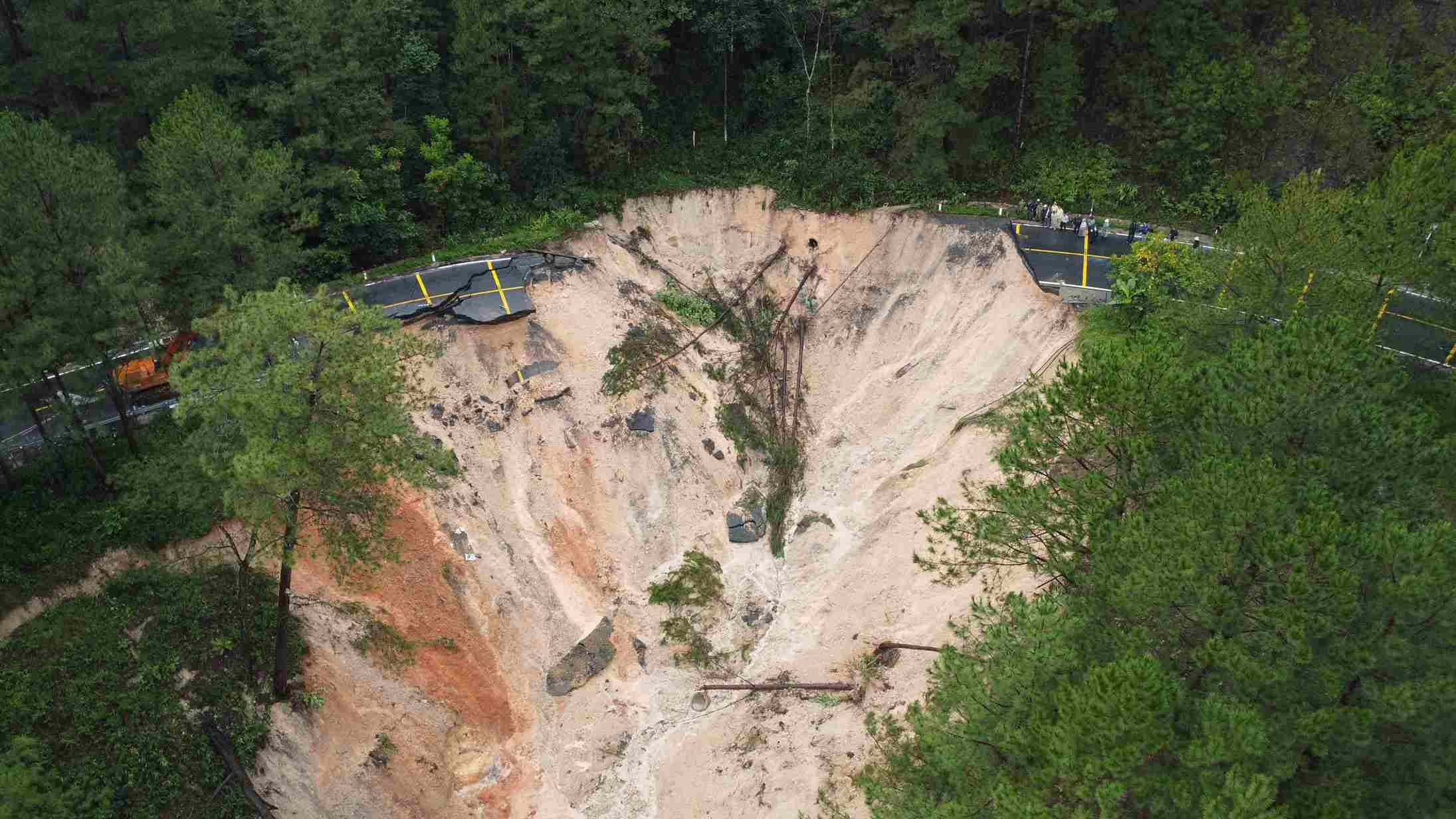 Đèo Mimosa cửa ngõ vào Đà Lạt trên Quốc lộ 20 bị đứt gãy. Ảnh: Phúc Khánh