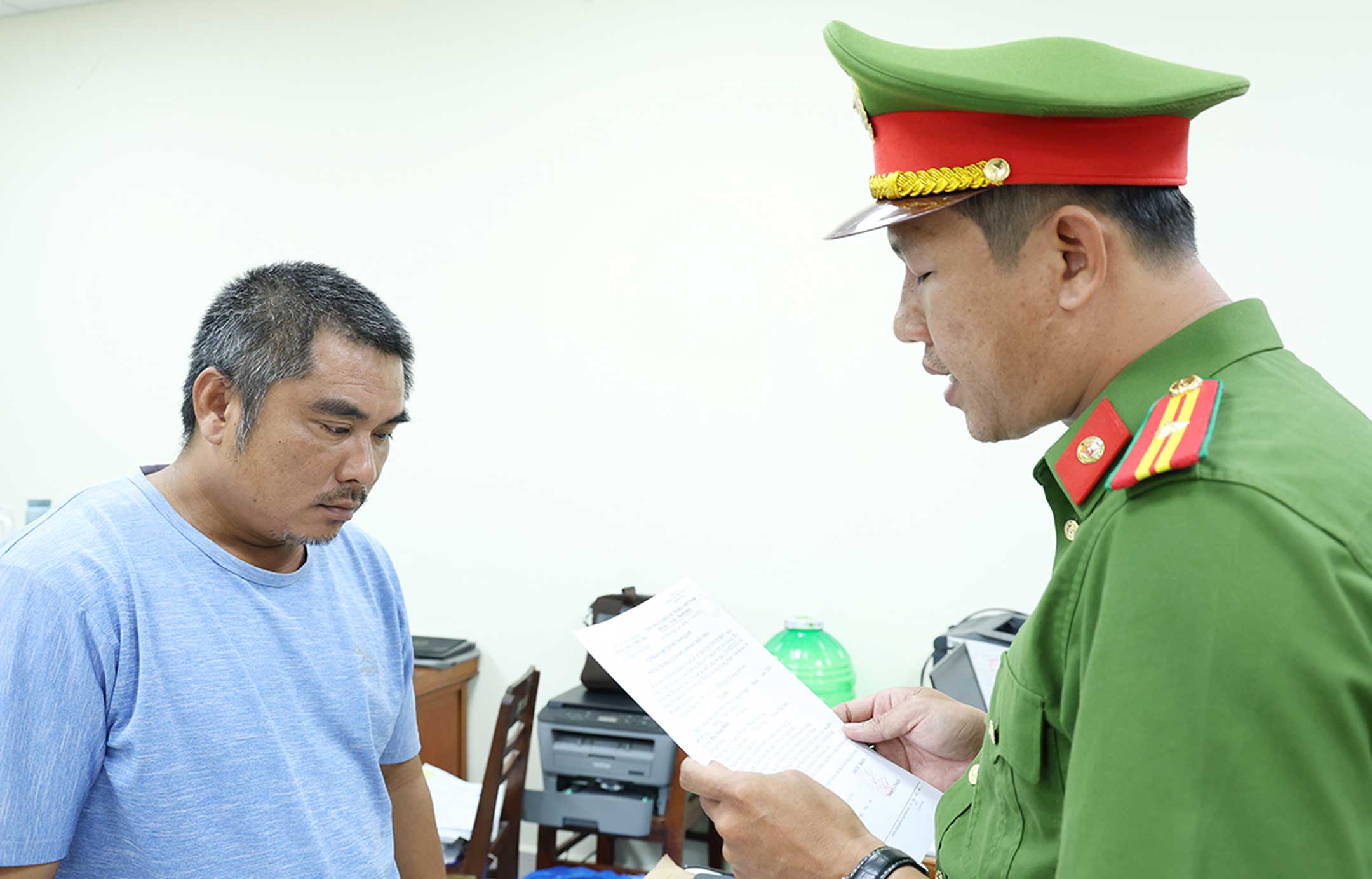 Cơ quan Công an tống đạt các quyết định và lệnh bắt tạm giam đối với Đào Văn Hiền. Ảnh: Tiến Tầm