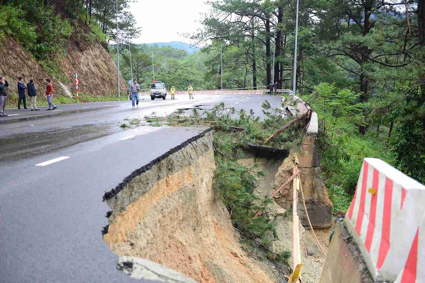 Đèo Prenn cửa ngõ vào Đà Lạt trên Quốc lộ 20 bị sạt lở nghiêm trọng đang đóng đèo cấm lưu thông. Ảnh: Phúc Khánh