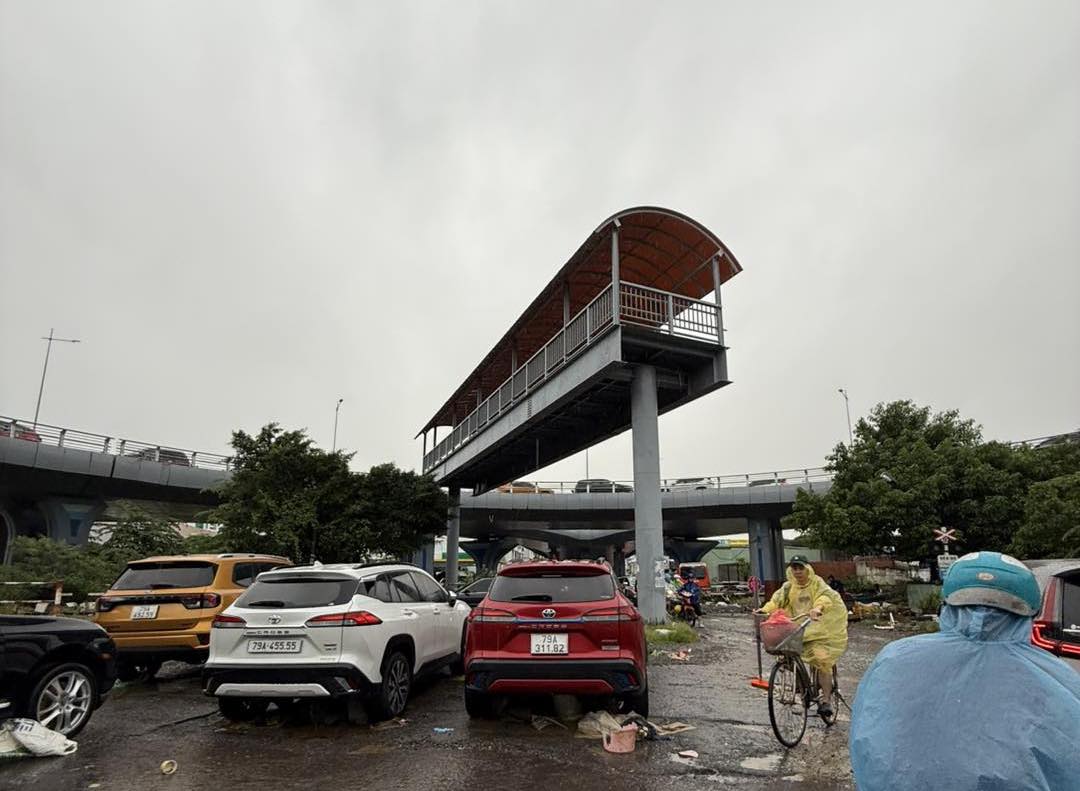 Hình ảnh dưới chân cầu vượt Ngọc Hội hôm qua và sau khi nước rút. Ảnh: Vĩnh Trung