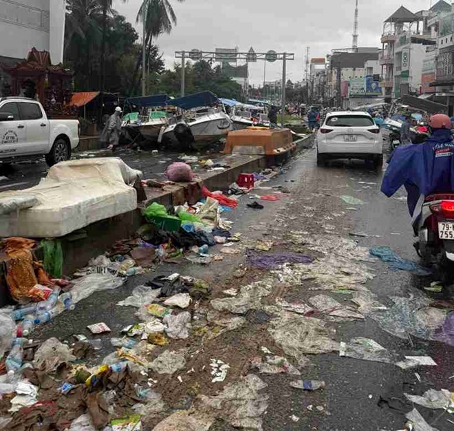 Nước lũ rút, người dân Nha Trang trở về nhà giữa cảnh rác thải ngập phố