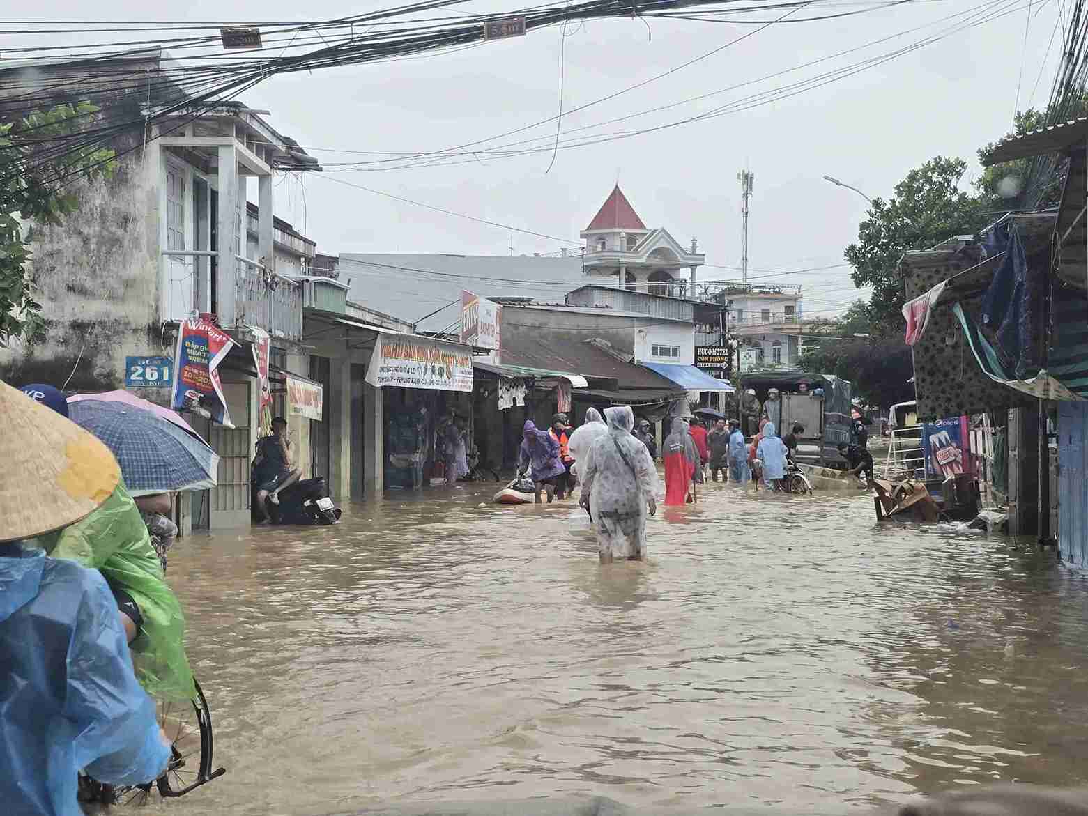 Người dân tại khu vực phường Tây Nha Trang bắt đầu di chuyển về nhà sau khi nước rút. Ảnh: Thiên Thanh