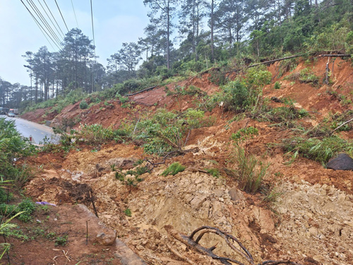 Các khối đất đá vẫn nguy cơ sạt lở. Ảnh: Thanh Tuấn
