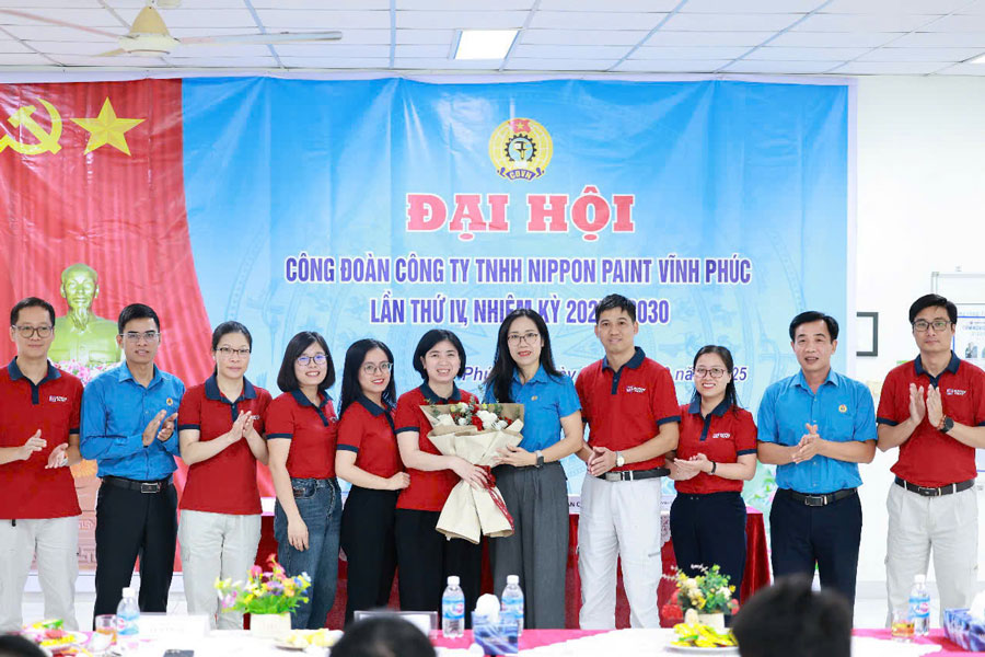 Lãnh đạo Liên đoàn Lao động tỉnh Phú Thọ tặng hoa chúc mừng Đại hội. Ảnh: An Vi