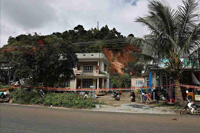 Lâm Đồng mời chuyên gia đánh giá vết nứt dài hàng trăm mét trên đồi Trảng Bằng