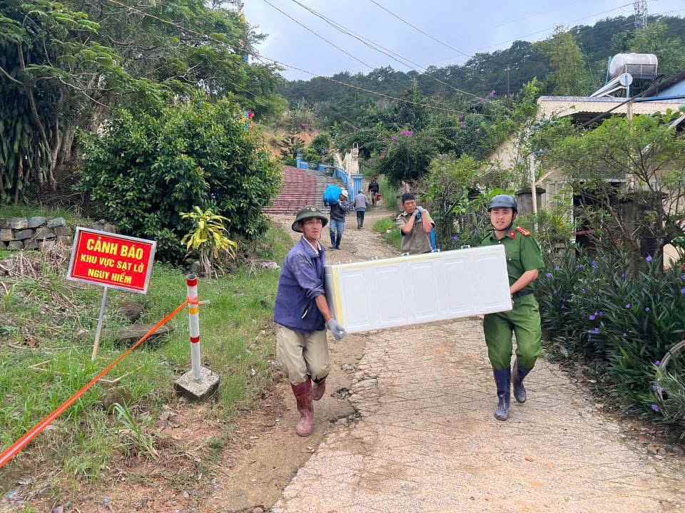Lực lượng chức năng giúp người dân sơ tán đến nơi an toàn. Ảnh: Phúc Khánh