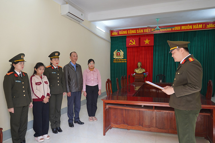 Cơ quan An ninh điều tra Công an tỉnh Điện Biên đọc lệnh Bắt bị can để tạm giam đối với Lò Thị Hoài.