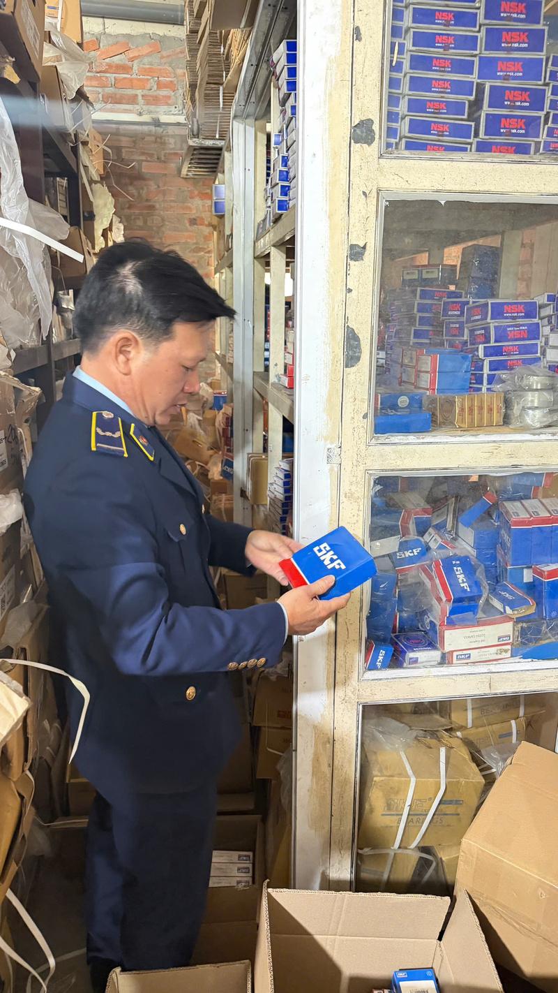 Lực lượng chức năng phát hiện và kiểm tra sản phẩm tại cơ sở vi phạm. Ảnh: Đ.K