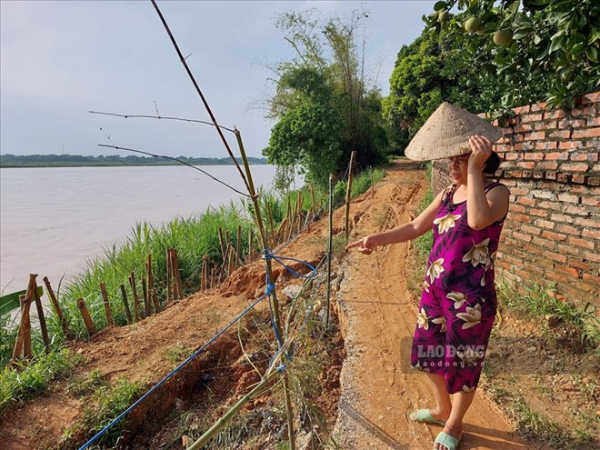 Sạt lở tiến sát tường rào hộ gia đình bà Đỗ Thị Nhung. Ảnh chụp tháng 6.2022: Tô Công.