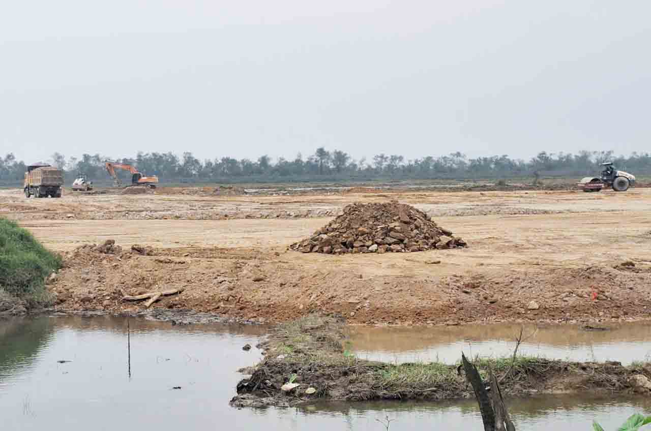 Nhà thầu đang san lấp mặt bằng tại Dự án Khu đô thị, thương mại dịch vụ, biệt thự sinh thái Nam Cầu Phủ. Ảnh: Trần Tuấn.