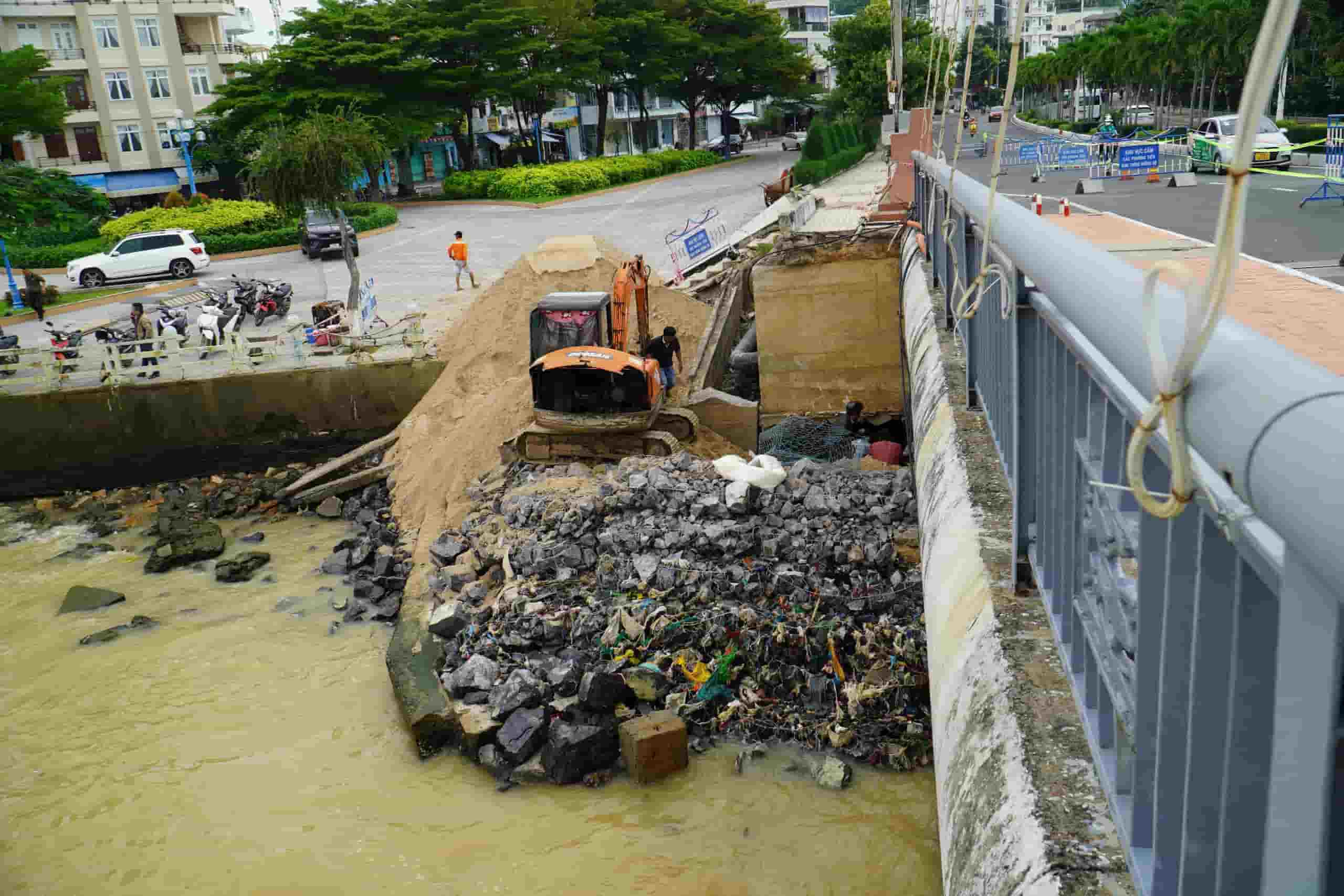 Cấm phương tiện lưu thông qua cầu Trần Phú trong thời gian sửa chữa, khắc phục sự cố sạt lở mố cầu
