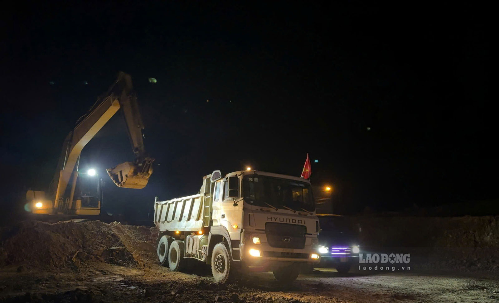 để bù tiến độ, các công nhân cùng máy móc được triển khai tăng ca, tăng kíp. Ảnh: Đinh Đại