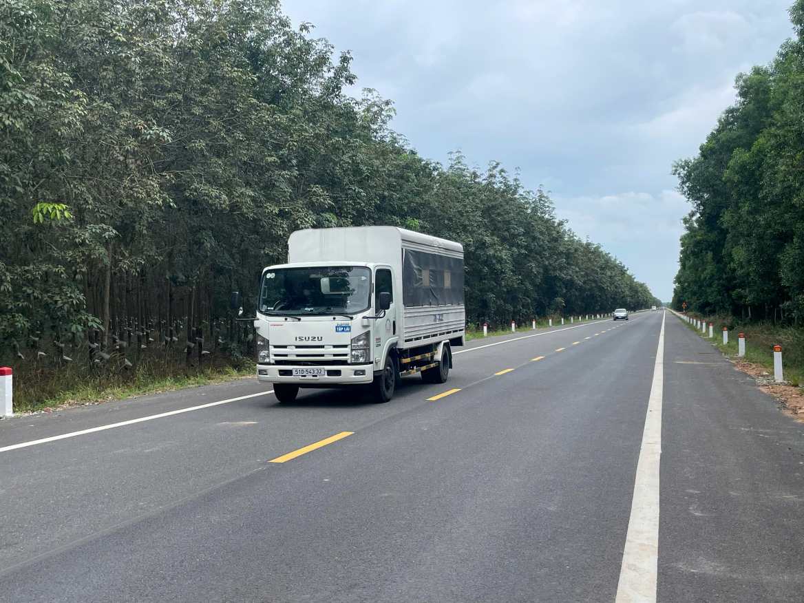 Hiện một số đoạn các phương tiện có thể lưu thông. Ảnh: Đình Trọng