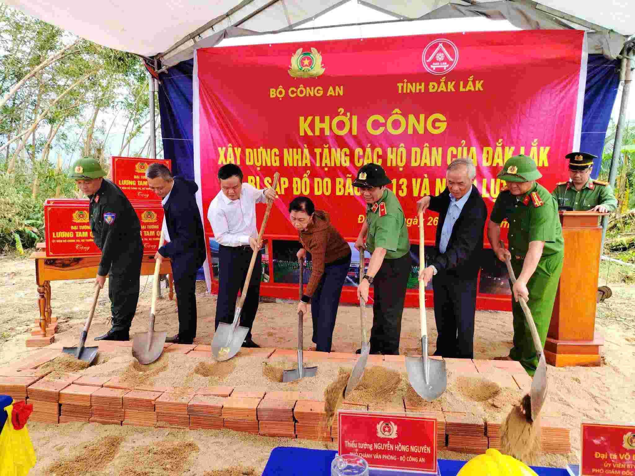 Ngày 26.11, đại diện Bộ Công an, Công an tỉnh Đắk Lắk và chính quyền địa phương khởi công xây dựng nhà cho các hộ dân bị ảnh hưởng bởi mưa bão.Ảnh: Công an cung cấp