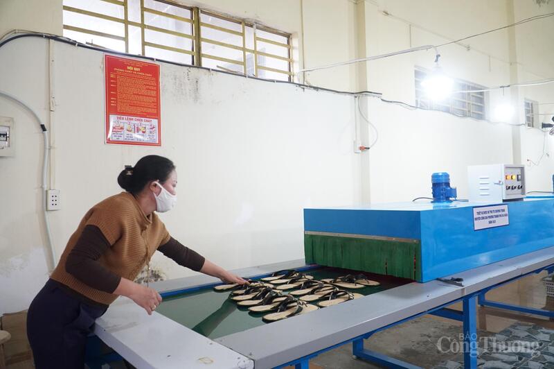 Công ty Hương Quế xuất khẩu lô hàng đầu tiên được sản xuất từ hệ thống máy móc thiết bị mới có hỗ trợ từ vốn khuyến công Đà Nẵng.