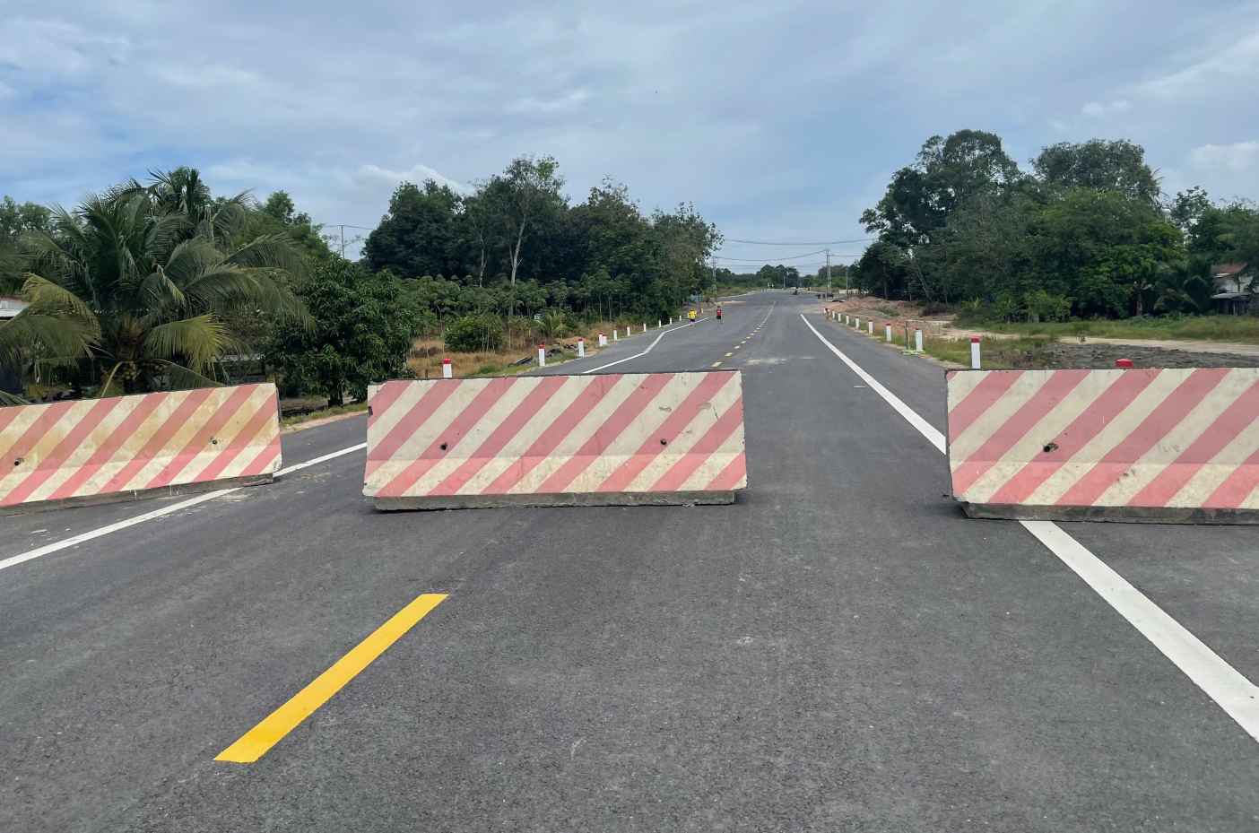 Đoàn đầu cầu Thanh An xe máy có thể lưu thông qua Tây Ninh, xe ô tô chưa thể di chuyển qua đây. Ảnh: Đình Trọng