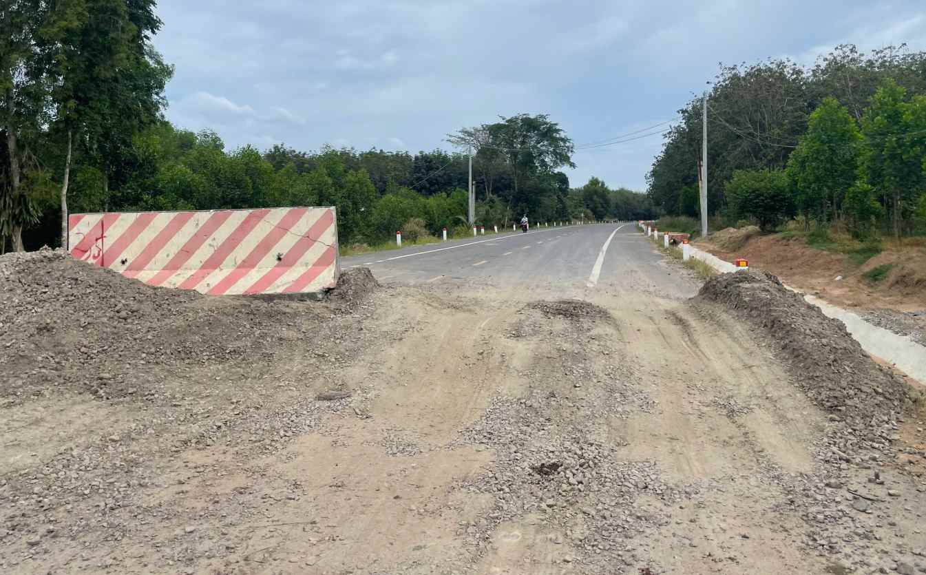 Đoạn giao nhau với ĐT 744, còn hạn chế phương tiện lưu thông. Ảnh: Đình Trọng