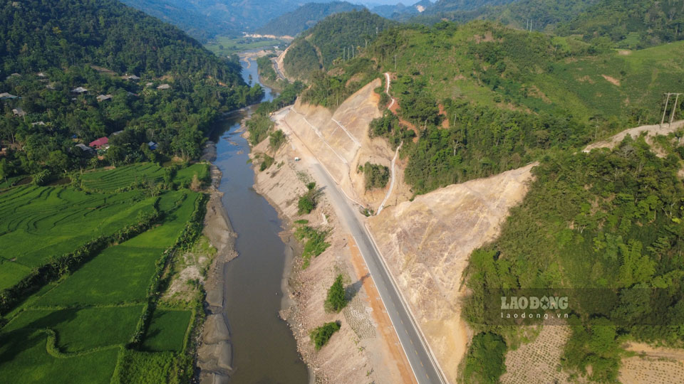 Người dân mong chờ đường kết nối giao thông các tỉnh miền núi phía Bắc sớm hoàn thành. Ảnh: Văn Đức