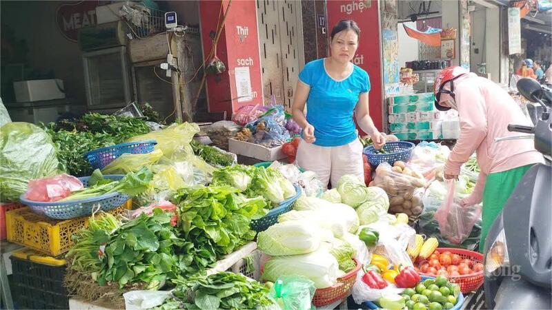 Giá rau xanh tại các chợ truyền thống ở Hà Nội vẫn đắt gấp rưỡi đến gấp đôi so với trước thời điểm mưa kéo dài. Ảnh: Hải Sơn.