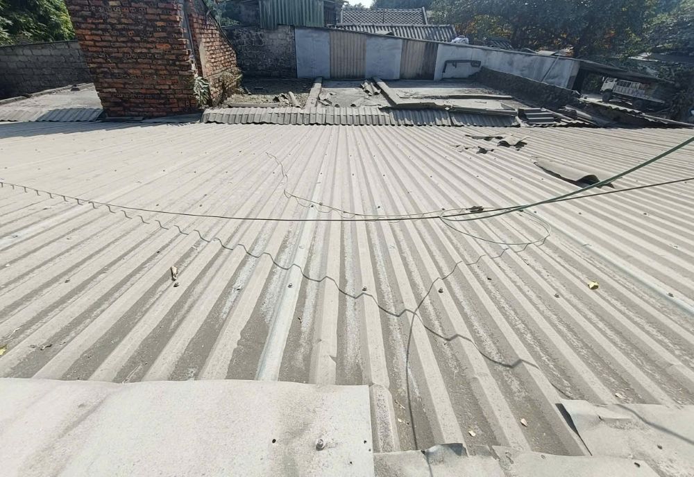 Lớp bụi đen bủa vây các hộ dân tại phường Bỉm Sơn, tỉnh Thanh Hóa. Ảnh: Quách Du