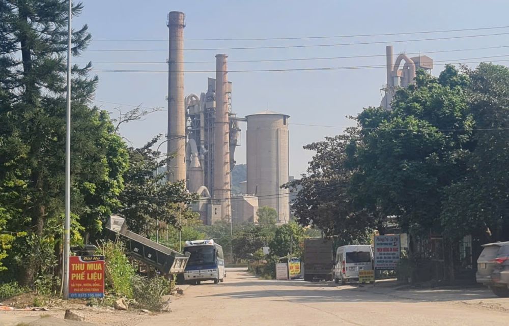 Khu vực cổng vào Công ty Cổ phần Xi măng Bỉm Sơn. Ảnh: Quách Du