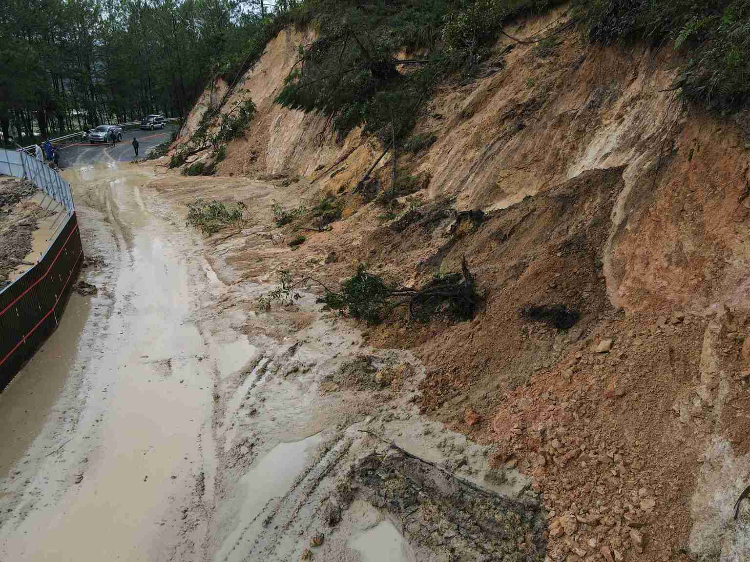 Điểm sạt lở trên đèo Mimosa ngay tại vị trí đường tạm buộc giao thông tạm dừng. Ảnh: Phúc Khánh