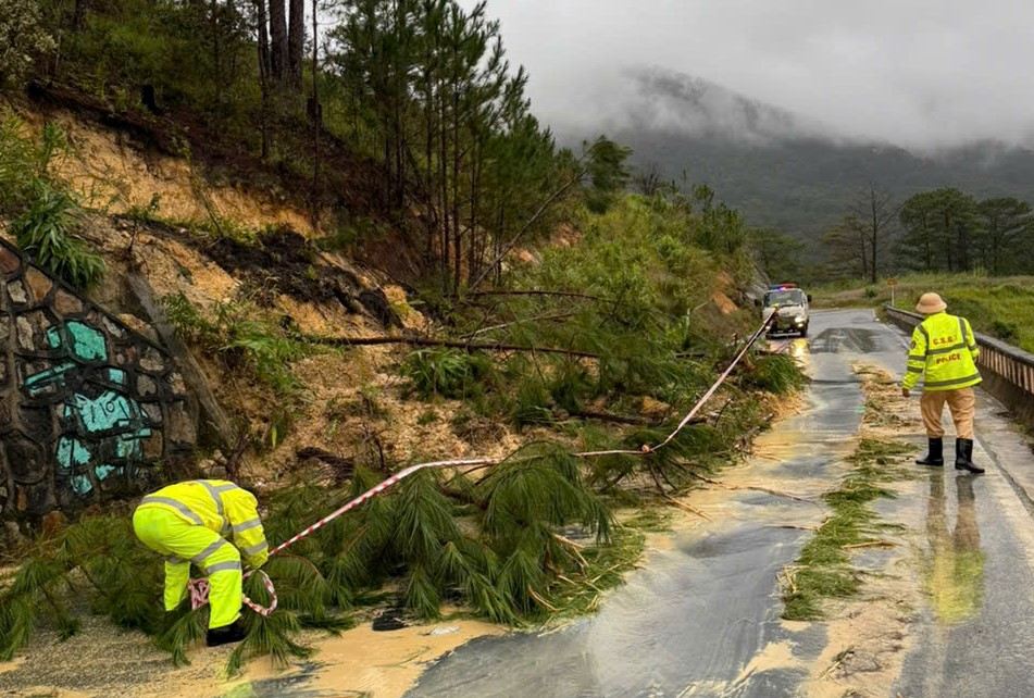 Sạt lở trên đèo Sacom bị sạt lở hiện đã được giải phóng và giao thông qua lại bình thường. Ảnh: Phúc Khánh