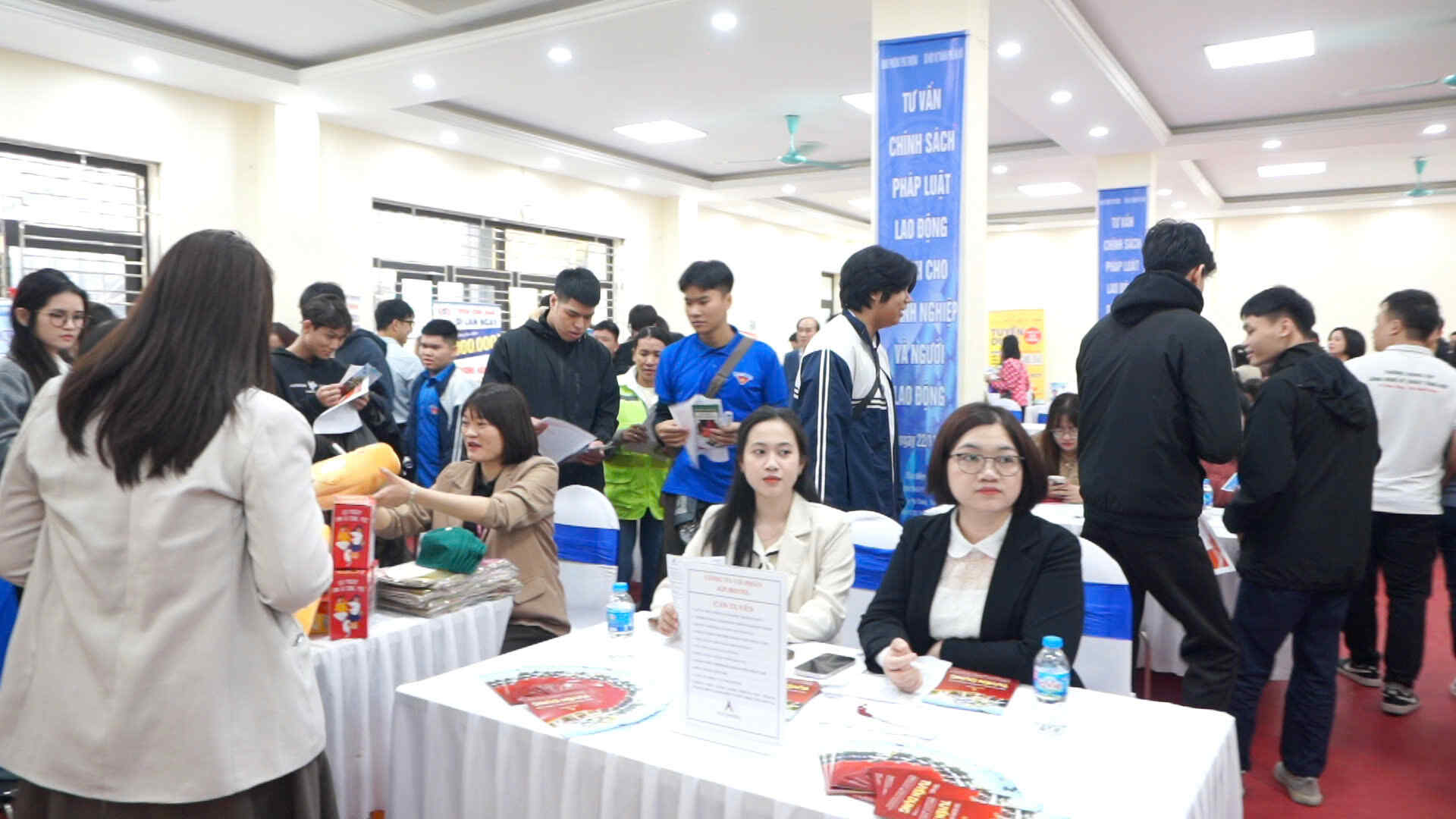 Nhiều doanh nghiệp đến Trung tâm Dịch vụ Việc làm Hà Nội để tìm kiếm lao động, phục vụ nhu cầu tăng cao dịp cuối năm. Ảnh: Trang Anh