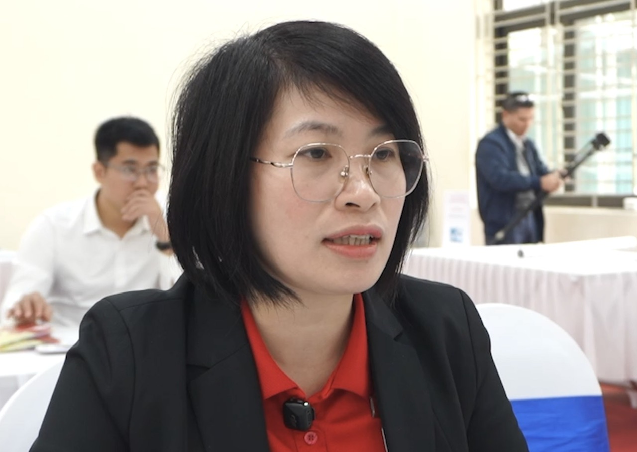 Chị Đặng Thị Hảo, kế toán siêu thị Lan Chi Mart Đông Anh (Hà Nội), trao đổi về nhu cầu tuyển dụng tại Trung tâm Dịch vụ Việc làm Hà Nội. Ảnh: Trang Anh