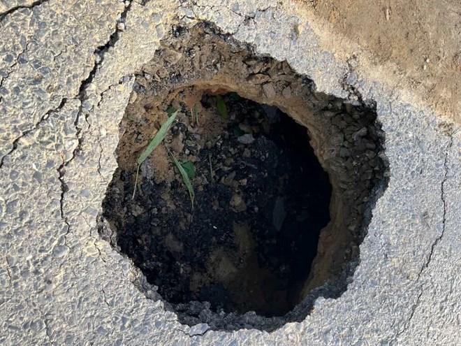 Xuất hiện hố sụt trên Quốc lộ 49, Huế theo dõi toàn khu vực