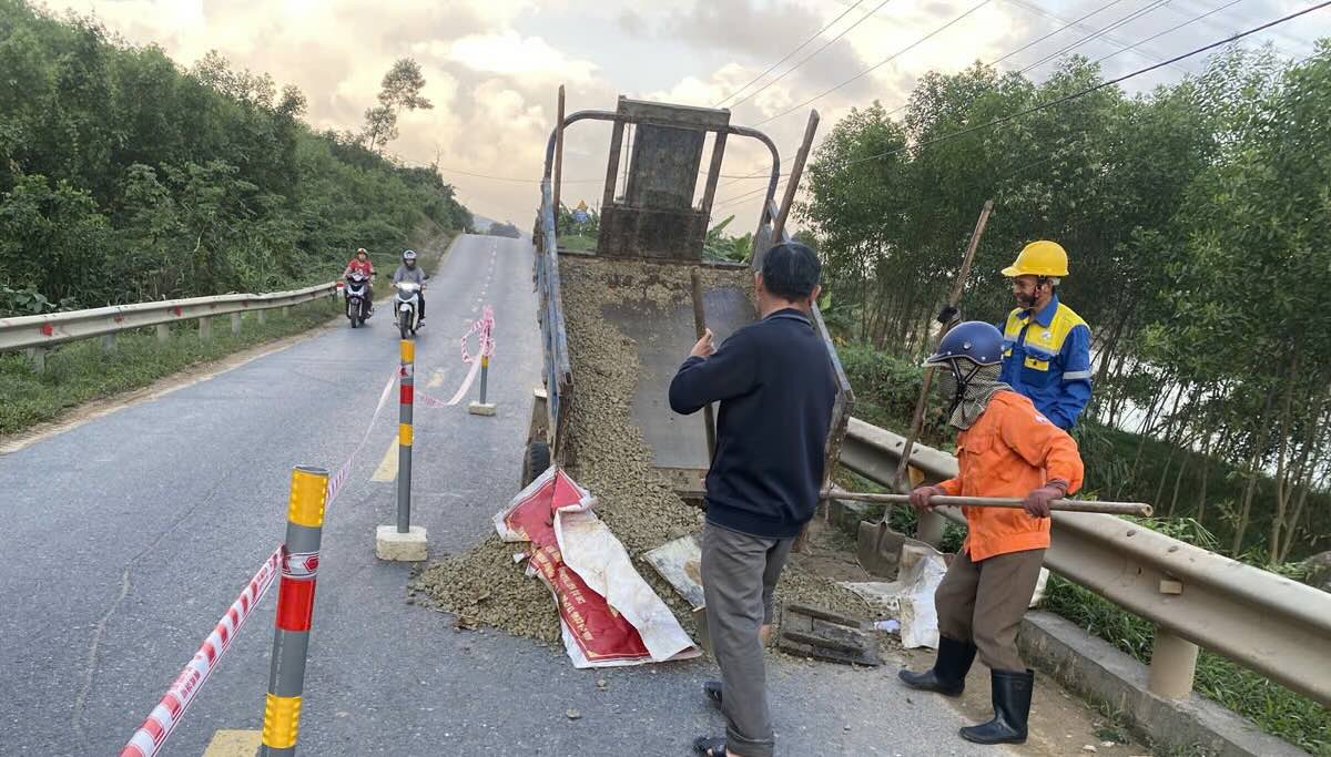 Hố sụt đã được khắc phục tạm thời và tiếp tục theo dõi. Ảnh: Q.An