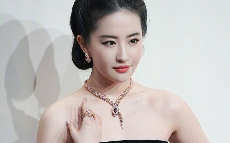 Được mệnh danh là “Thần tiên tỷ tỷ“, Lưu Diệc Phi sở hữu đường nét mềm mại và làn da trắng như ngọc, tượng trưng cho vẻ đẹp phương Đông. Ảnh cắt từ video