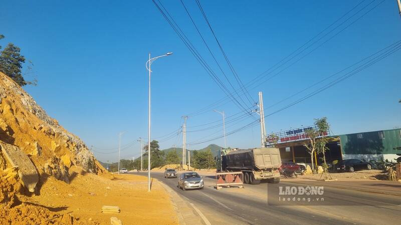 Sạt lở gây mất an toàn trên tuyến đường tránh xã Sơn Dương. Ảnh: Việt Bắc