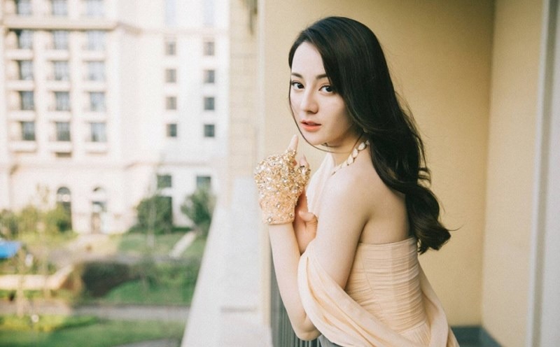 Địch Lệ Nhiệt Ba sở hữu vẻ đẹp phương Đông và cấu trúc xương phương Tây. Ảnh cắt từ video