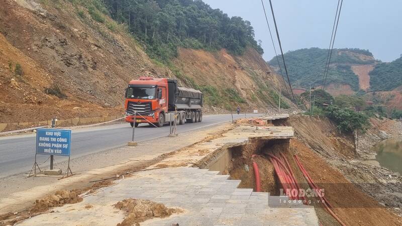 Tình trạng sạt lở nghiêm trọng trên tuyên Quốc lộ 2. Ảnh: Việt Bắc