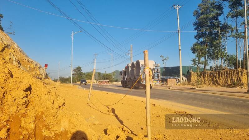 Sạt lở đe dọa sự an toàn của các phương tiện. Ảnh: Việt Bắc