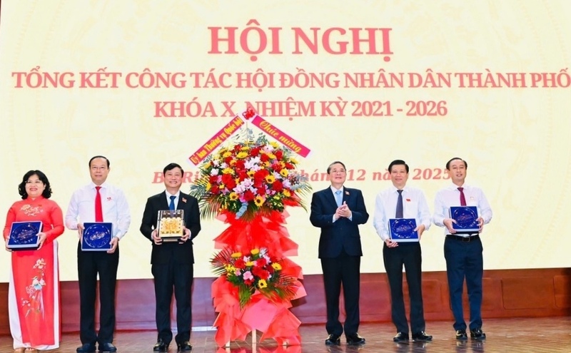 Ông Nguyễn Đức Hải, Phó Chủ tịch Quốc hội tặng hoa của Ủy ban Thường vụ Quốc hội đến Thường trực HĐND TP. Hồ Chí Minh và các đồng chí Chủ tịch, Phó Chủ tịch HĐND Thành phố. Ảnh: Việt Dũng.