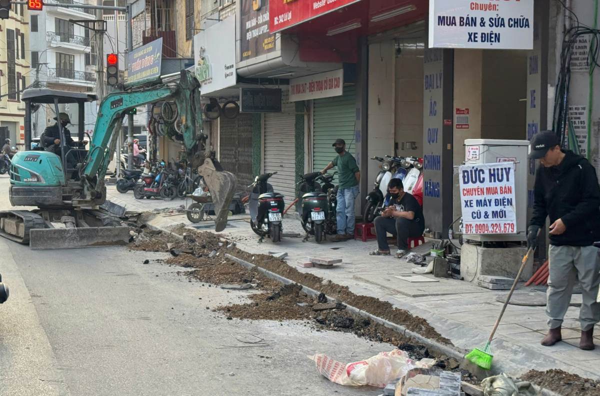 Nhà thầu hoàn thiện một số hạng mục trên tuyến đường Lê Lợi, ghi nhận 16h30 chiều 30.12. Ảnh: Tú Anh