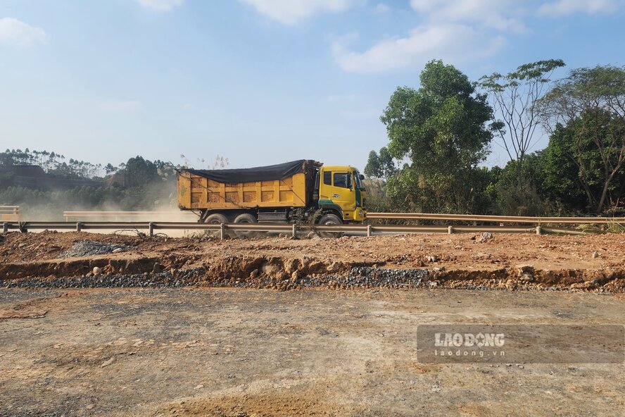 Xe tải 3 chân chở đất ra khỏi phạm vi công trường. Ảnh: Tô Công.