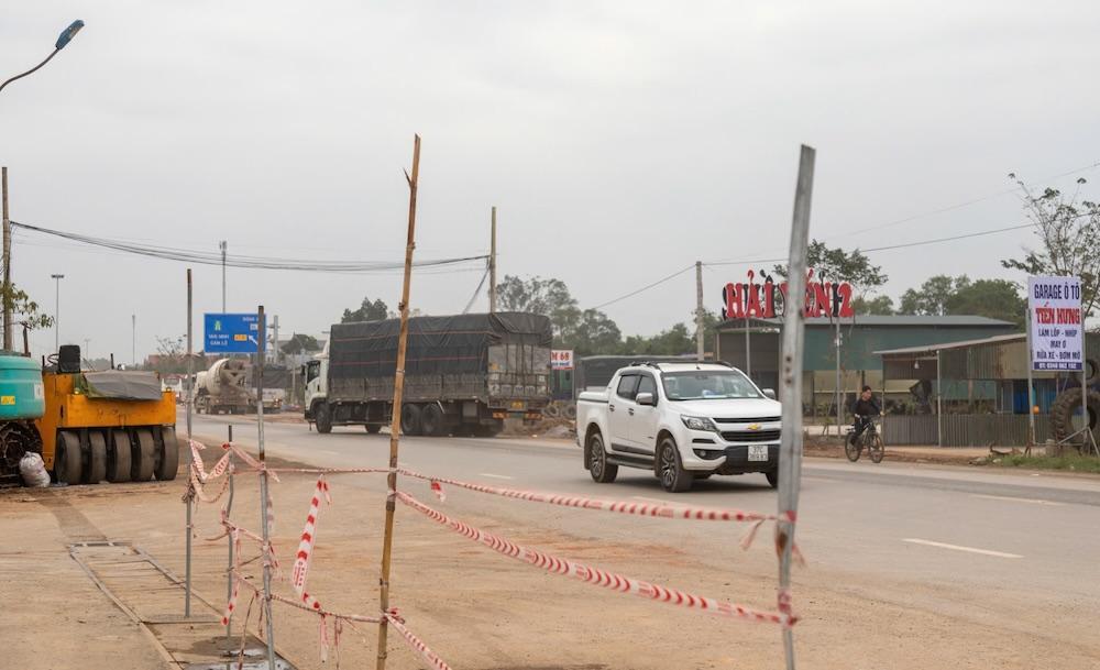 Cây xăng gần với nút giao phải làm hàng rào tạm để ngăn xe tải đậu đỗ vào sân cây xăng. Ảnh: Hoàng Táo