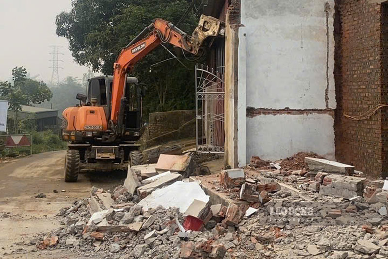 Đơn vị thi công hỗ trợ người dân trong khu dỡ nhà đã nứt hỏng sau bão lũ. Ảnh: Đinh Đại