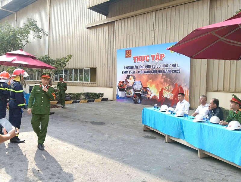 Diễn tập ứng phó sự cố hóa chất trên địa bàn tỉnh Nghệ An. Ảnh: Mai Liễu