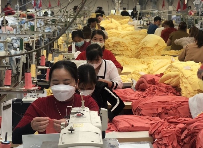 Hỗ trợ vợ chồng sinh con, nuôi con từ chính sách việc làm, tiền lương