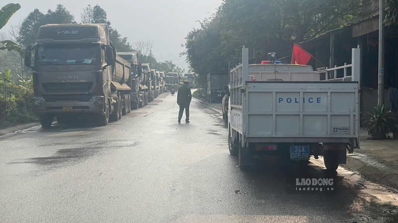 Hàng loạt xe tải trọng lớn lưu thông trên tuyến đường qua tổ dân phố Công Trường 5, phường Cam Đường (tỉnh Lào Cai). Ảnh: Đinh Đại