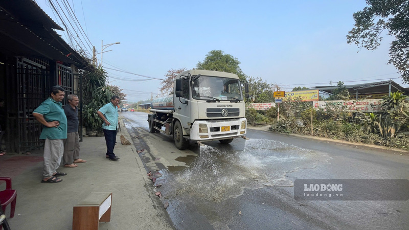 Theo người dân, sau khi bà con chắn các xe chở khoáng sản thì xe rửa đường mới xuất hiện. Ảnh: Đinh Đại