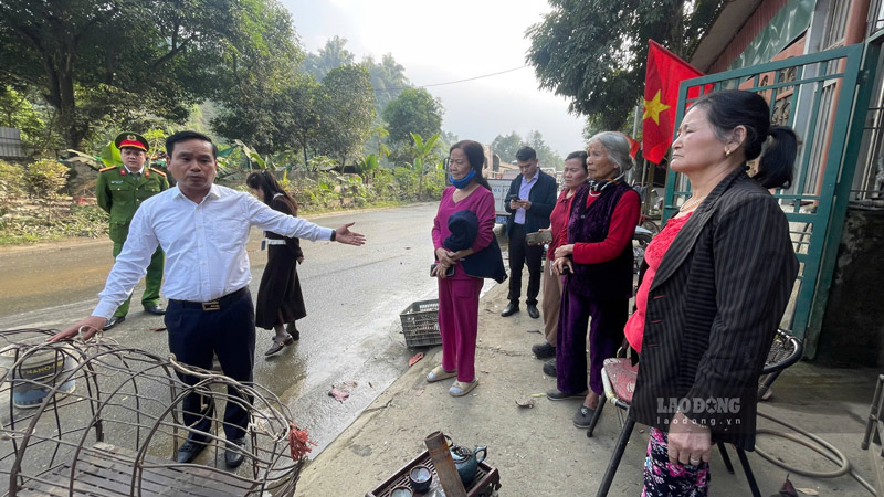 Phó Chủ tịch UBND phường Cam Đường Nguyễn Duy Tuyến (áo trắng) cam kết làm việc cùng doanh nghiệp để khắc phục phản ánh của người dân. Ảnh: Đinh Đại