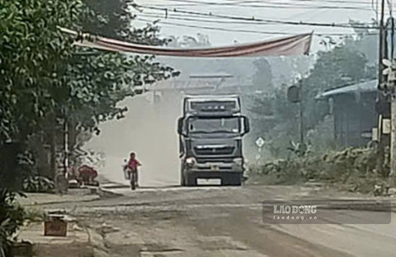 Xe tải hoạt động nhưng không tưới nước khiến bụi bay mù mịt. Ảnh: Đức Vinh