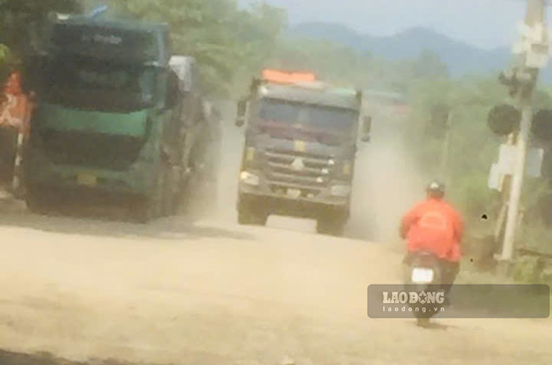 Những làn bụi trắng xóa không chỉ ảnh hưởng đến môi trường mà còn tác động đến sinh hoạt của người dân. Ảnh: Đức Vinh