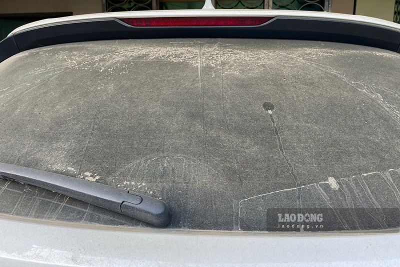 Sau nửa ngày, bụi đã phủ kín chiếc xe ôtô đỗ trong nhà. Ảnh: Đinh Đại