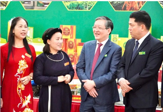 Nông dân giỏi tỉnh Bắc Ninh phấn khởi báo cáo thành tích sản xuất kinh doanh với Chủ tịch Hội Nông dân Việt Nam Lương Quốc Đoàn tại Đại hội Hội Nông dân tỉnh Bắc Ninh lần thứ I, nhiệm kỳ 2025 - 2030. Ảnh: Ngọc Hải